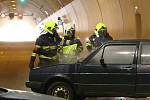 CVIČENÍ. Požár dvou aut likvidovali hasiči v tunelu Radejčín na dálnici D8.