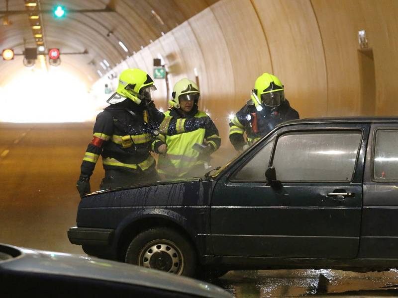 Požár dvou aut likvidovali hasiči v tunelu Radejčín na dálnici D8. 