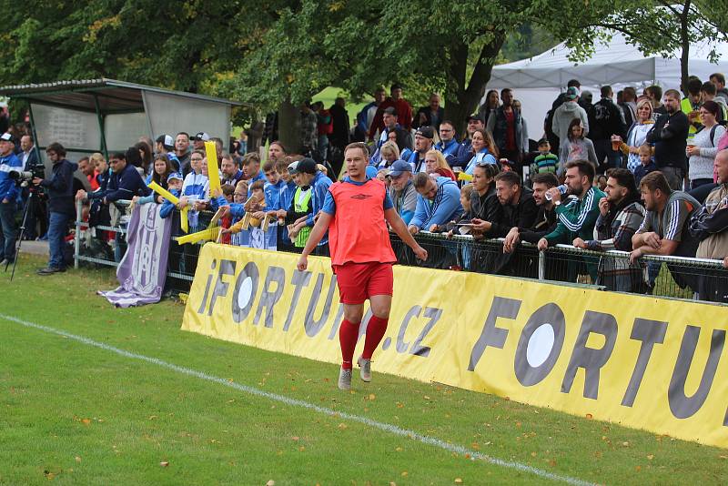 V televizním utkání porazily Hostovice před parádní návštěvou hosty z Chabařovic (červené dresy) 6:1.