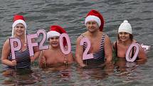 Silvestrovské koupání otužilců v jezeru Milada