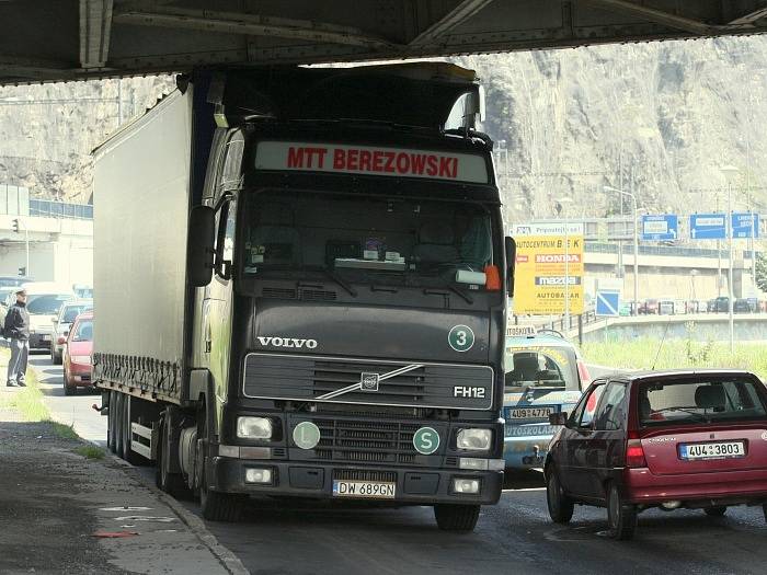 Řidič polského kamionu směřující do Teplic zablokoval v pátek kolem poledne dopravu na Pražské ulici. 