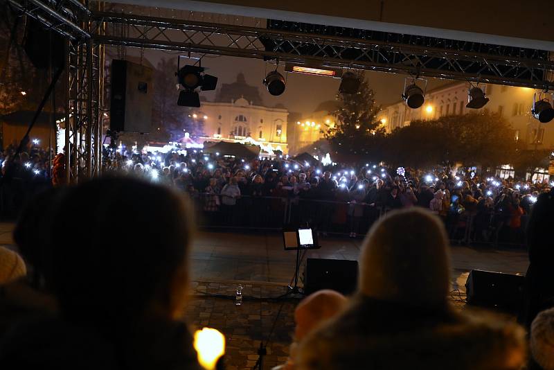 Rozsvícení vánočního stromu na Lidickém náměstí v Ústí nad Labem.