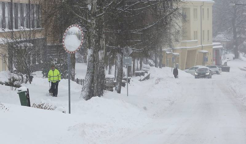 Ve čtvrtek 14. ledna zasypal sníh Děčínsko a Ústecko. Silničáři měli plné ruce práce, aby udrželi v horských oblastech jako je Tisá a Petrovice silnice sjízdné.