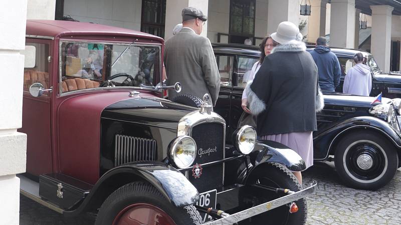 Na zámku ve Velkém Březně se jel závod historických vozidel a motocyklů o Pohár hraběte Chotka.