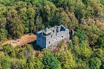 Zřícenina hradu Kamenice na vrcholu Zámeckého vrchu u České Kamenice na Děčínsku