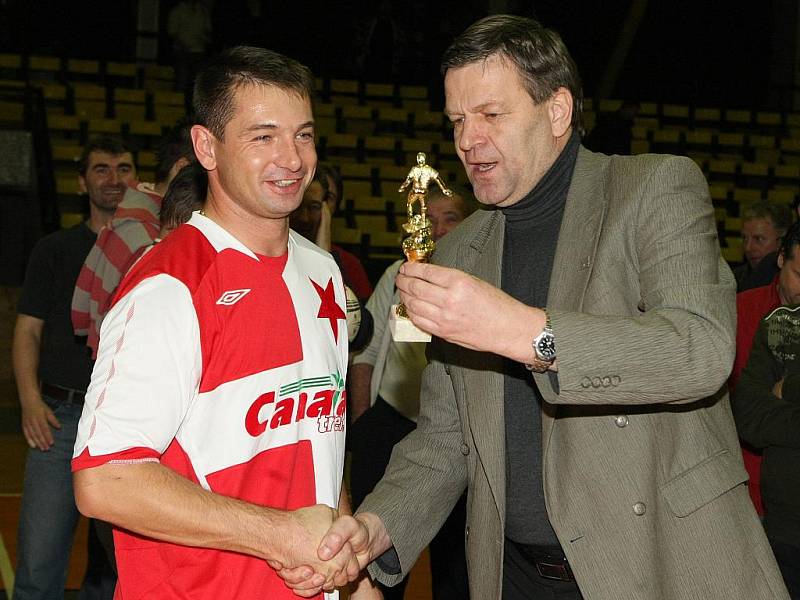 Legenda pražské Slavie Pavel Kuka se loni na Old Boys Cupu radoval z prvenství svého týmu.