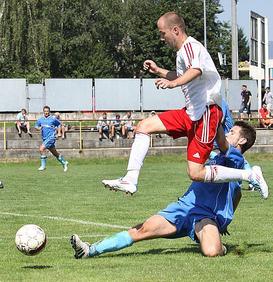 Fotbalisté Trmic (modré dresy) doma podlehli Střekovu 0:1.