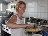 Bačův řízek měl u návštěvníků Sport Pubu Zlatopramen úspěch. Na snímku kuchařka Ivana Derynková. 