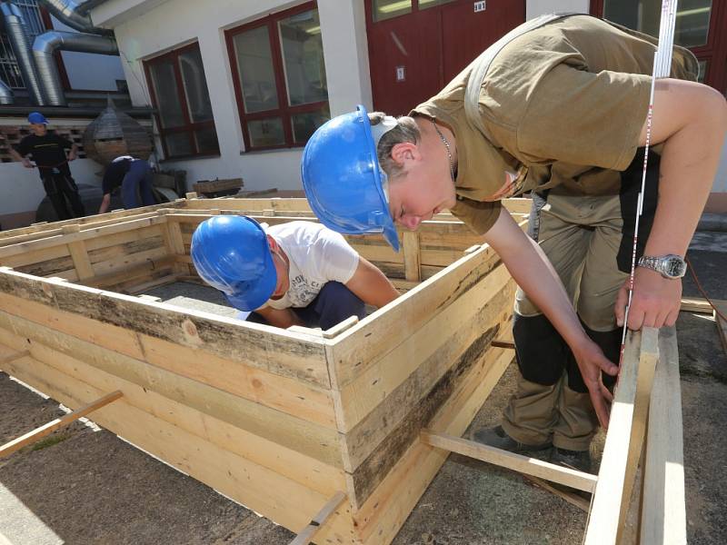 MONTÁŽ DŘEVĚNÉHO BEDNĚNÍ museli u závěrečných praktických zkoušek předvést žáci oboru tesař ze Střední odborné školy stavební a technické v Krásném Březně. 