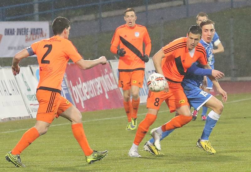 Ústečtí fotbalisté (modří) doma remizovali s Frýdkem 0:0.