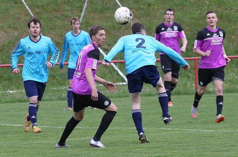 Fotbalisté Střekova (modří) doma podlehli Modlanům 1:2.