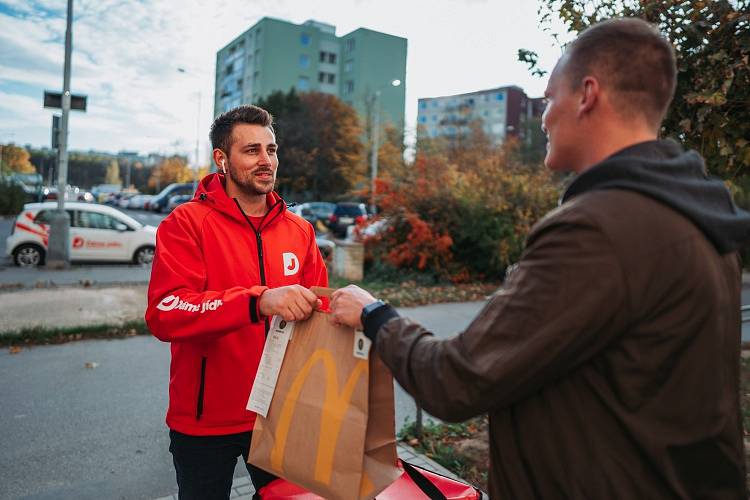 Dáme jídlo je největší česká služba rozvozu jídla, která spolupracuje s téměř třemi tisíci restaurací ve 170 obcích.