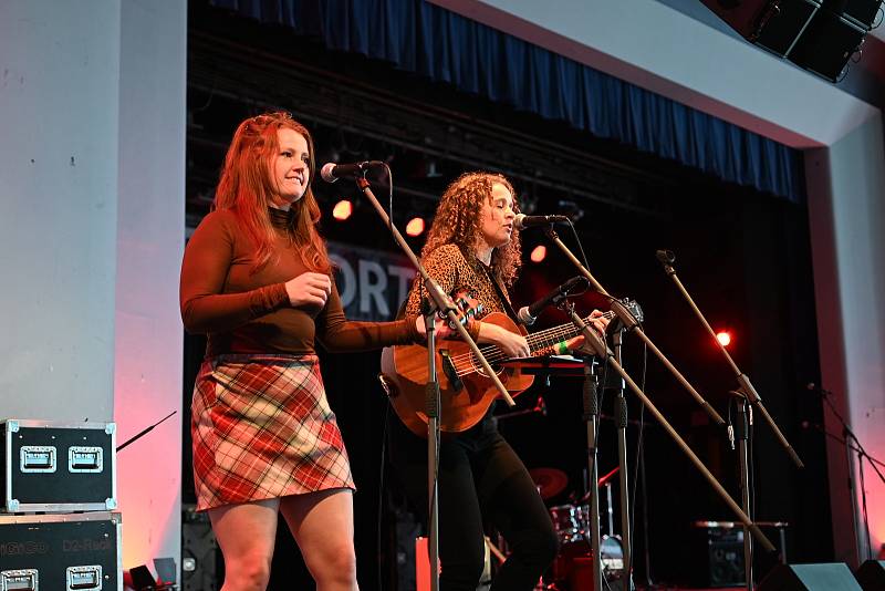 O víkendu se v Ústí nad Labem konal festival Interporta. Kvůli nepříznivému počasí se hlavní nedělní program přesunul z parku U laguny do Domu kultury.