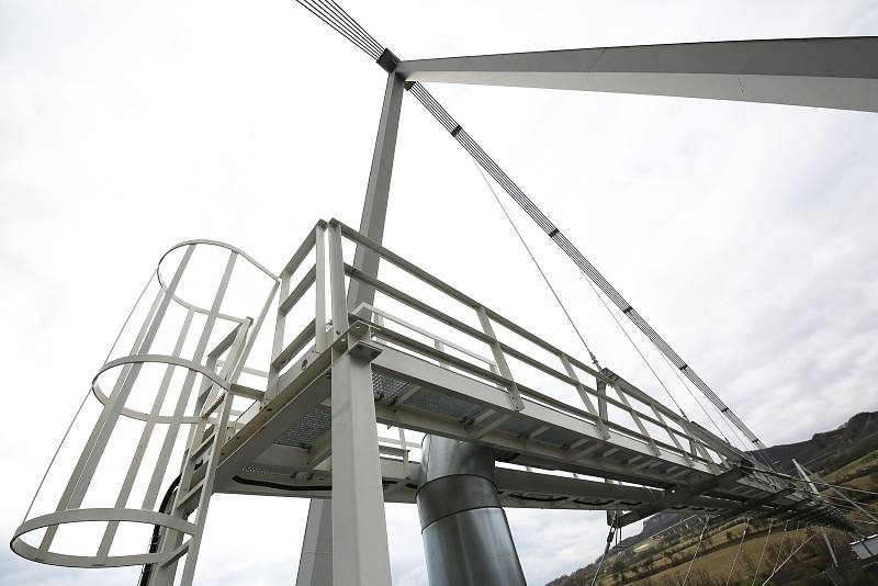 Na mostní konstrukci přes Labe u Libochovan je nový přivaděč pitné vody z Litoměřicka do Ústí.