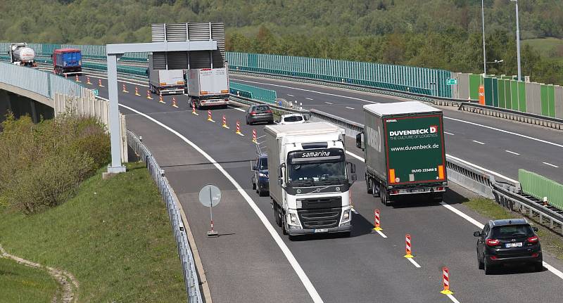 Oprava povrchu vozovky dálnice D8 směrem od tunelů na Německo