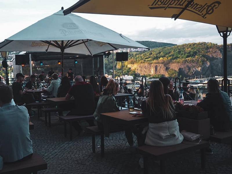 Restaurace Větruše má velkou zahrádku na terase s výhledem na celé Ústí.