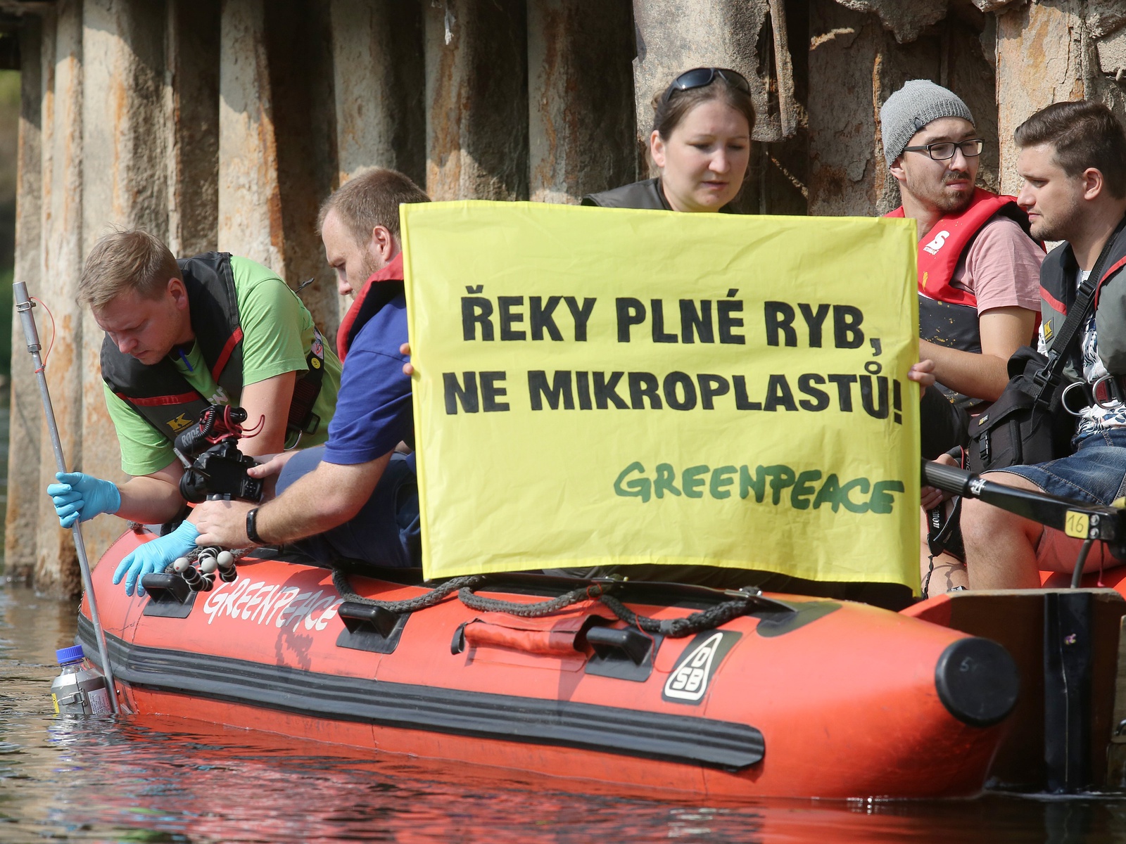 Greenpeace testuje řeku Labe. Chce zjistit množství mikroplastů ve vodě -  Litoměřický deník