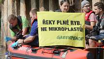 Členové Greenpeace na lodích odebírali vzorky Labské vody.