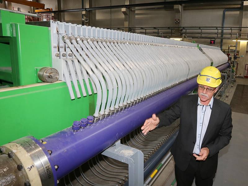 Novou technologie membránové elektrolýzy ve Spolchemii v Ústí nad Labem představil generální ředitel Daniel Tamchyna ( v kravatě) a výrobní ředitel Jan Dlouhý (s knírkem).