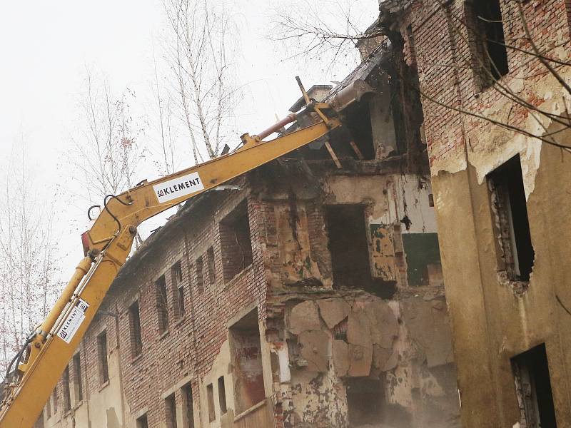 V ulici Na Nivách začalo bourání zdevastovaných domů.