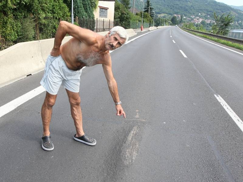 Nebezpečná boule číhá na řidiče na silnice u Dolních Zálezel. „Po projetí místem zastavuje nejeden řidič a prohlíží si podvozek,“ uvedla Zdenka Lonková z přilehlého domu.