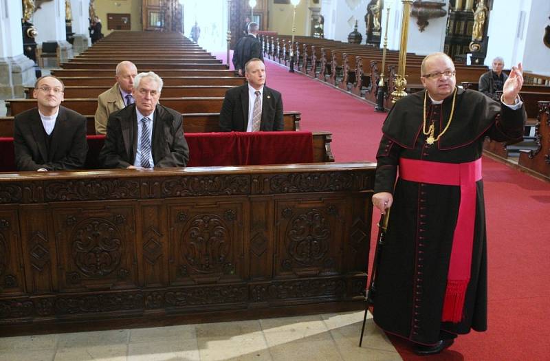 Probošt Jiří Hladík ukázal prezidentovi katedrálu.