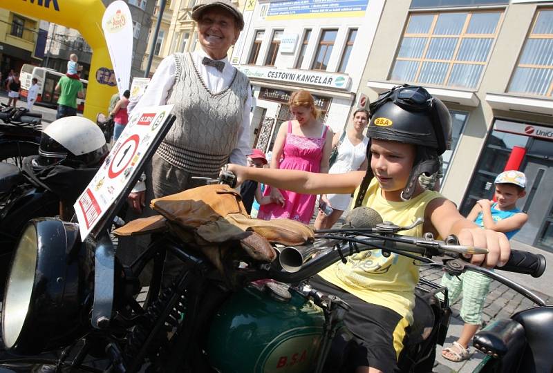 Veterány svezli majitelé v sobotu na ústecké Mírové náměstí. Naleštěné krasavce z tradiční Veteran rally Ústí nad Labem, která je součástí série závodů Czech Hero Ride, si nenechala ujít řada Ústečanů.