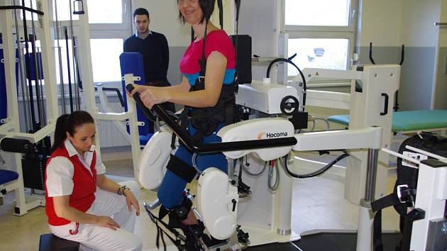 Přístroj pro roboticky asistovanou rehabilitaci chůze Lokomat Pro slouží v Masarykově nemocnici.