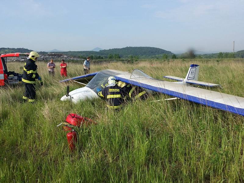 Tři hasičské jednotky zasahovaly při nehodě ultralightu.