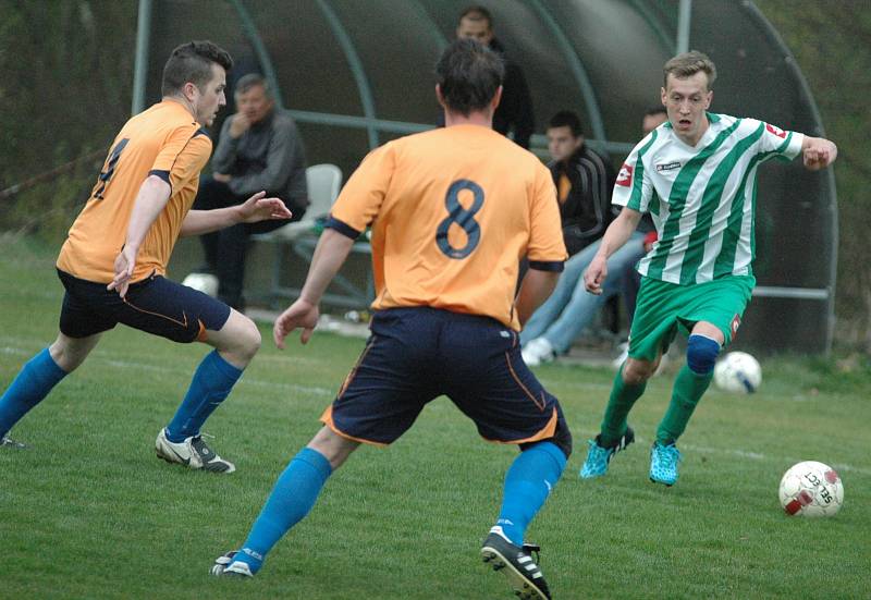 Fotbalisté Libouchce (pruhovaní) doma porazili Jílové 3:0.