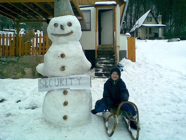 Nejkrásnější sněhulák je ze Sebuzína. Má kabát - Ústecký deník