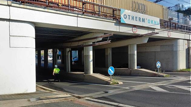 Nákladní automobil strhl troleje před Benešovým mostem v Ústí nad Labem