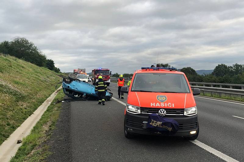 Dopravu na dálnici D8 zastavila ve středu 18. srpna nehoda. Automobil se při havárii převrátil na střechu