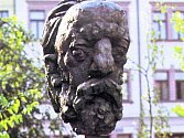 Busta slavného skladatele, která byla v ústeckém parku už v roce 1964.
