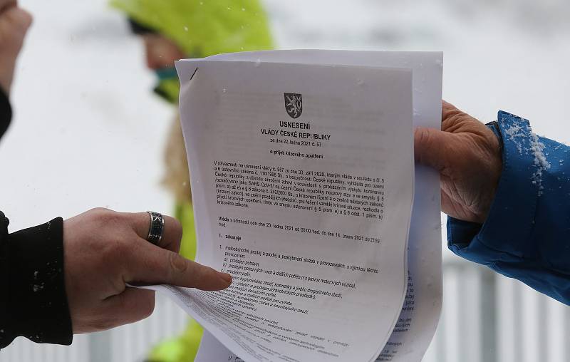 Pokus o spuštění vleků a lanovky nevyšel. Policie podle nařízení vlády o šíření koronaviru spuštění zakázala. Lidé proto vyrazili na sjezdovky po svých, jen počasí nepřálo, hustě sněžilo a foukal ledový vítr.