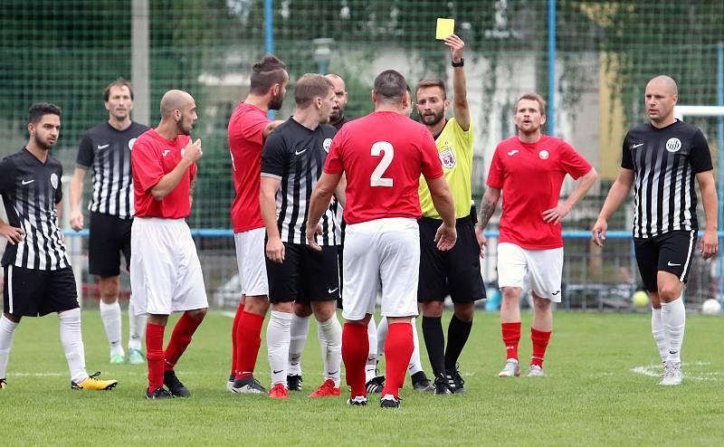 I.B třída - 5. kolo. Mojžíř (černobílí) porazil Sokol Unčín (červenobílí) poměrem 6:1.