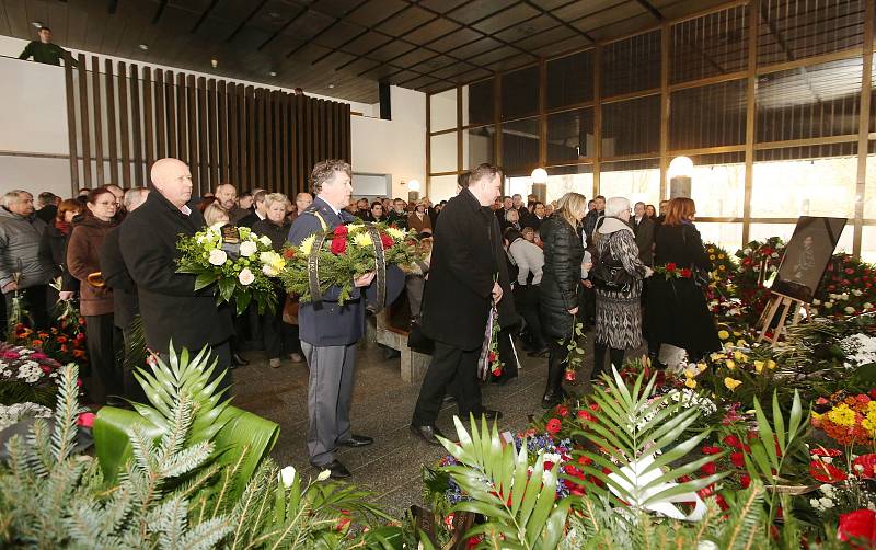 Zhruba tři stovky lidí se přišly rozloučit s předsedkyní Českého statistického úřadu (ČSÚ) Ivou Ritschelovou.