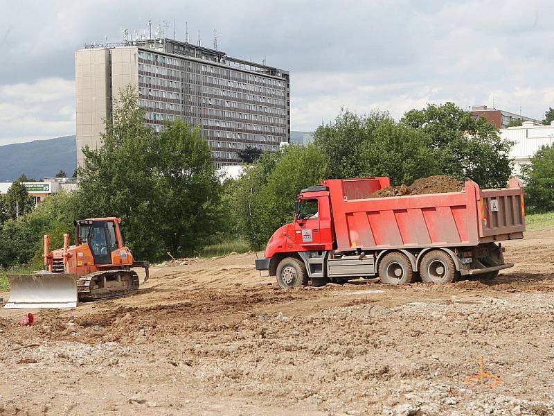 Úpravou plochy po bývalém sektorovém centru začala na Severní Terase stavba sportoviště.