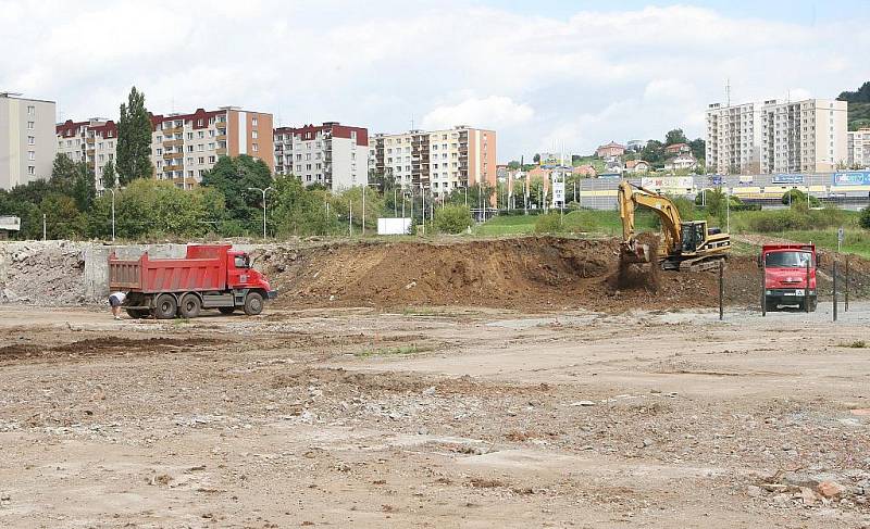 Úpravou plochy po bývalém sektorovém centru začala na Severní Terase stavba sportoviště.