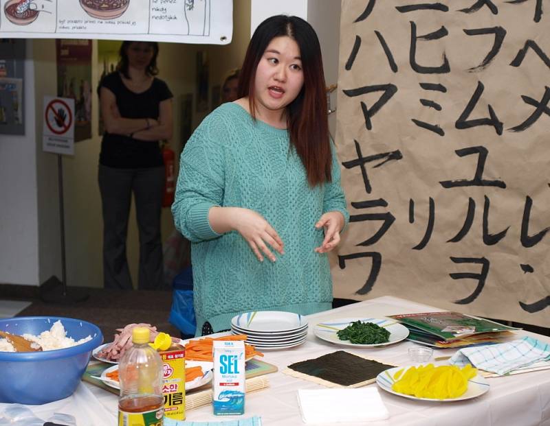 Studentka Sohyun Lee učila účastníky semináře, jak připravovat korejskou kuchyni.