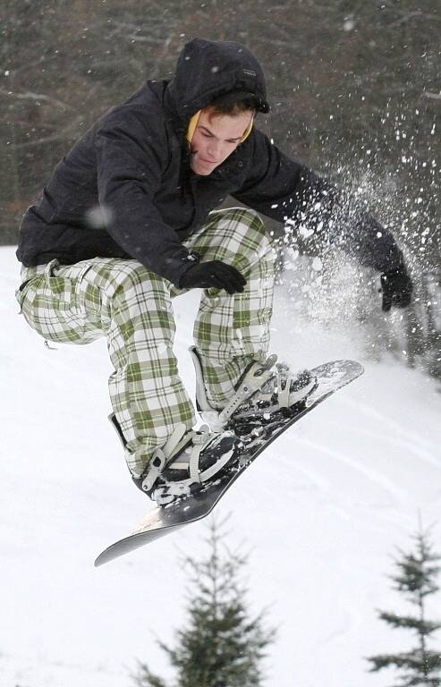 Milovníci lyžování a snowboardu se konečně dočkali. V lyžařském středisku Telnice provozovatelé spustili první vlek - dětskou Mevu.