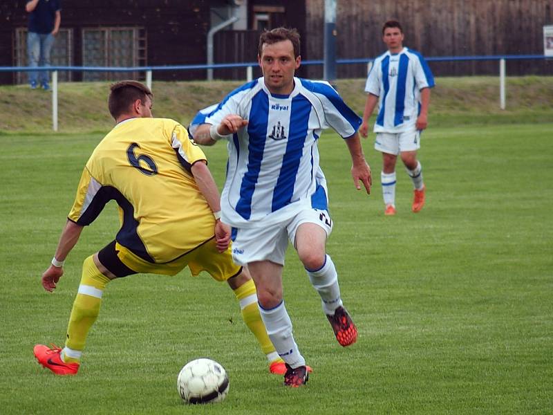 Fotbalisté Chabařovic (pruhovaní) doma porazili Malé Březno vysoko 6:1.