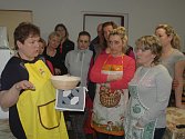 Nevšední kurz pečení chleba Pečem pecen uspořádalo občanské sdružení Chvojensko.