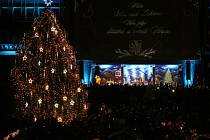 Rozsvícení vánoční stromu provázela v Ústí nad Labem velkolepá show