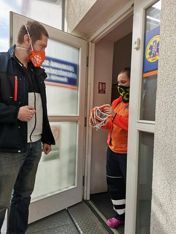 Masky z 3D tiskáren putují k hasičům, zdravotníkům a policistům