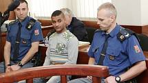 Násilník Nikolas Bady u Okresního soudu v Ústí nad Labem.