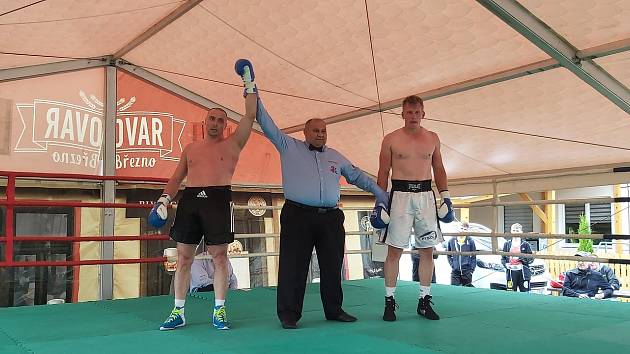 Bývalý šampion v boxu Lukáš Konečný obnovil boxerské exhibice v hospůdce Eden.