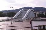 Spojení obou břehů Labe v Ústí bylo při povodních v roce 2002 možné jen po železničním mostě.