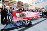 Demonstrace proti zrušení nemocnice v Rumburku před Krajským úřadem v Ústí nad Labem.