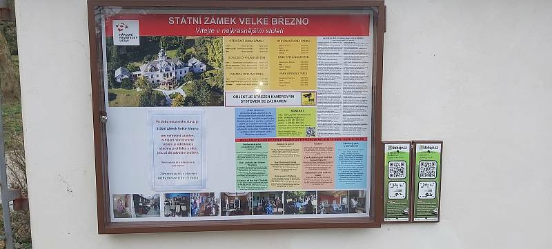 Prohlídka zavřeného zámku ve Velkém Březně. Všechno čeká na sezónu a rozhodnutí vlády o dalším postupu proti pandemii covid-19.